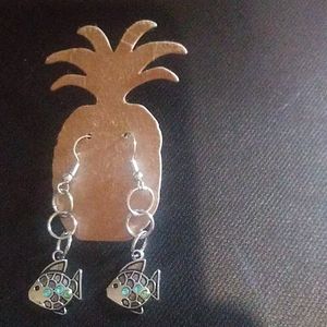 💍 Handcrafted silver fish earrings.